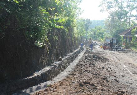 PEMBANGUAN DRAINASE DUSUN CENGKOK DESA TEMPURSARI KEDUNGJAJANG LUMAJANG TAHUN 2016